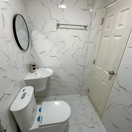 Modern, Cozy 2-Bedroom Apartment Мале Екстер'єр фото