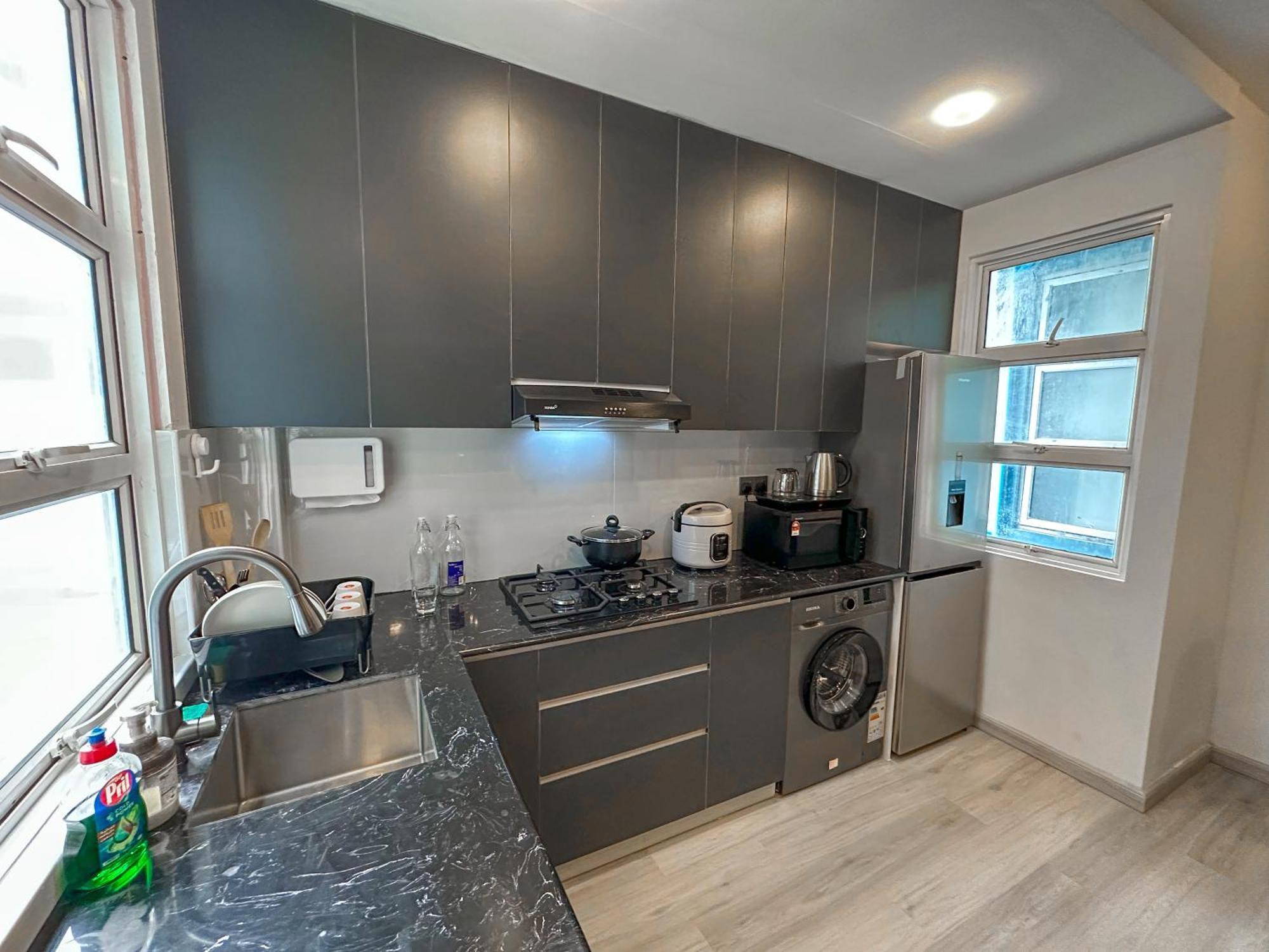 Apartment Modern, Cozy 2-bedroom Male