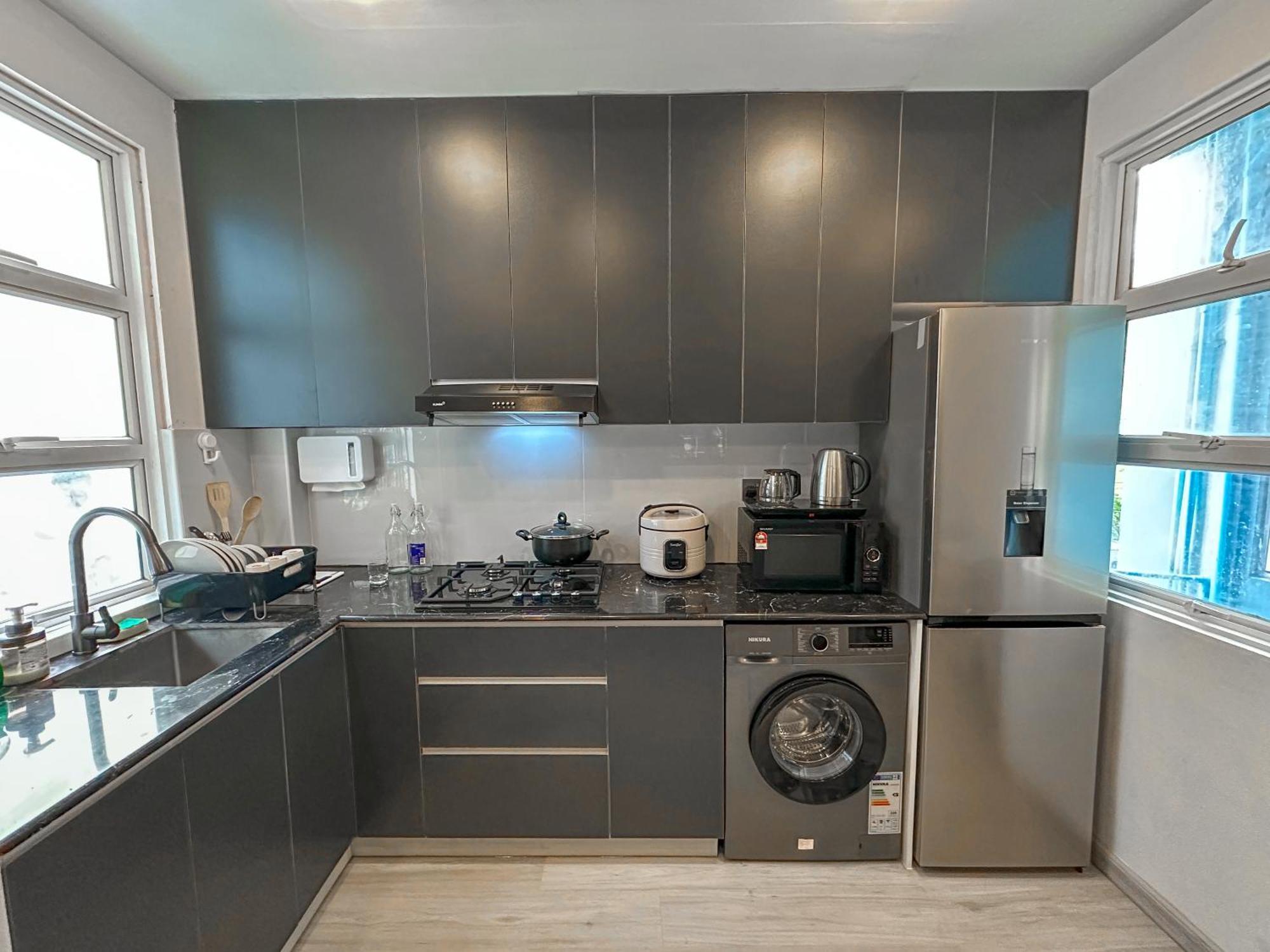 Modern, Cozy 2-bedroom Apartment Male